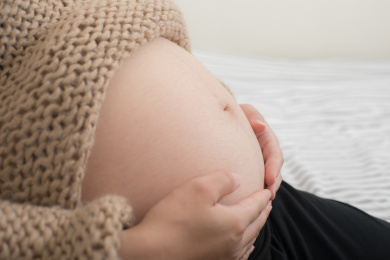 怀孕的孕妇露出了自己的大肚子