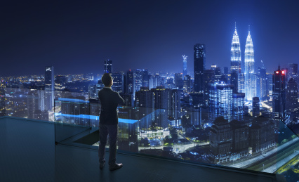 年轻商人的成功梦想概念图