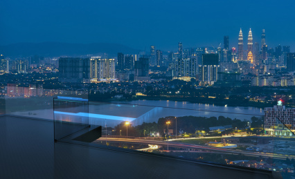 年轻商人的成功梦想概念图