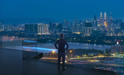 年轻商人的成功梦想概念图