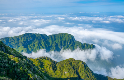 蓝天白云下的山峰和云海，中国四川省峨眉山