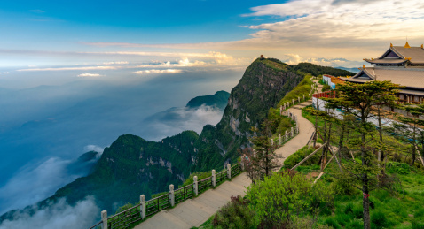 蓝天白云下的山峰和云海，中国四川省峨眉山