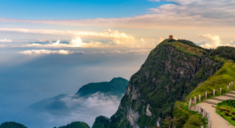 蓝天白云下的山峰和云海，中国四川省峨眉山