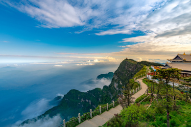 蓝天白云下的山峰和云海，中国四川省峨眉山