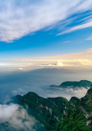 蓝天白云下的山峰和云海，中国四川省峨眉山