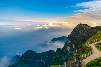 蓝天白云下的山峰和云海，中国四川省峨眉山