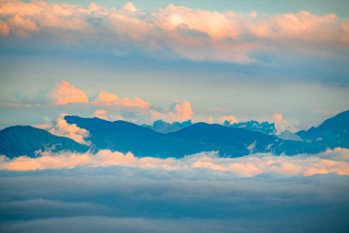 黄昏时分的山峰和云海，中国四川省峨眉山