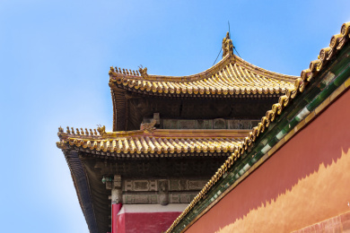 晴朗的蓝天下中国北京故宫博物院乾清宫屋檐特写