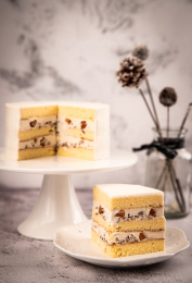 白色盘子上一块切开的蛋糕