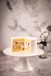 白色盘子上一块切开的蛋糕