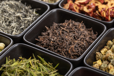 黑色陶瓷盘中多种多样的茶叶