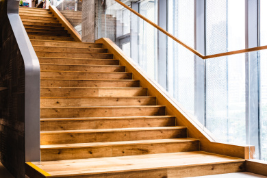 极简风格室内装修落地窗户旁边的木地板楼梯