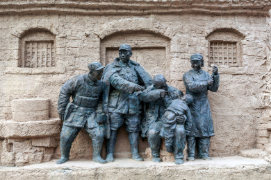 中国山东省临沂市蒙阴县沂蒙情雕塑园内军民一家亲题材雕塑