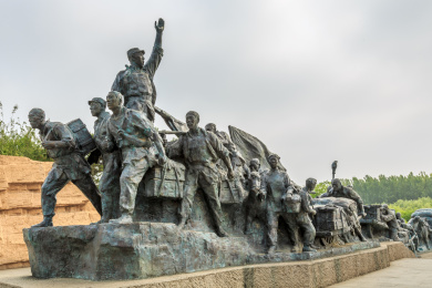 中国山东省临沂市孟良崮战役纪念馆沂蒙老区支前拥军雕塑