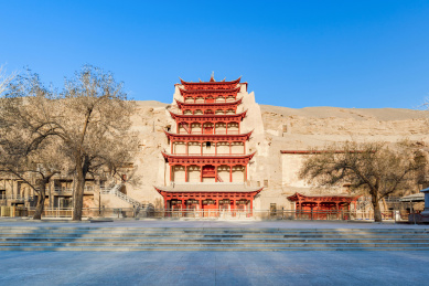 中国甘肃酒泉敦煌千佛洞九层楼全景