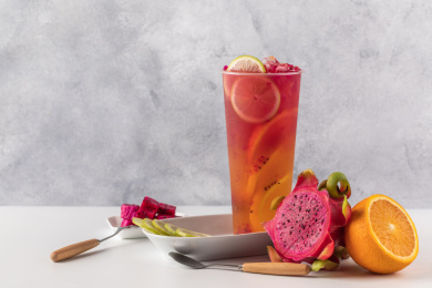 灰色背景上的火龙果橙汁饮品