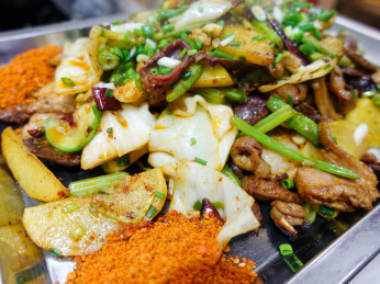 中国贵州本地特色美食铁板烧