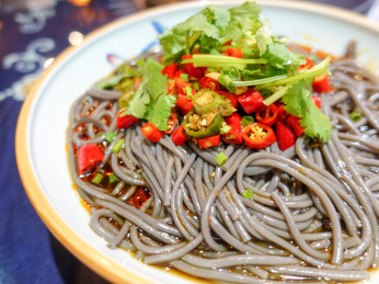 中国贵州特色美食酸辣蕨根粉