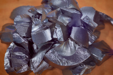 一堆黑色的由硅元素形成的电子工业原材料硅料