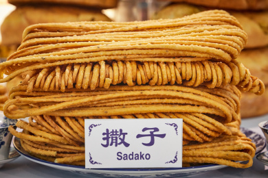 堆放在盘子里的青海西宁特色小吃撒子