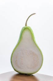 白背景前纵向剖开的新鲜葫芦食材