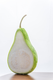 白背景前纵向剖开的新鲜葫芦食材