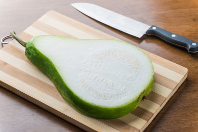 竹制菜板上纵向剖开的新鲜葫芦食材