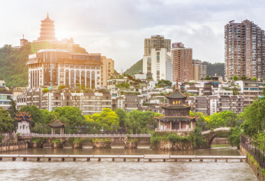 贵阳甲秀楼和观音寺和市区现代建筑落日风光