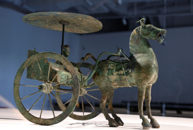 中国古代墓葬发掘的大型青铜车马器文物