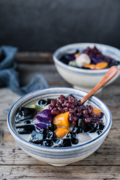 木制餐桌上摆着两碗中式甜品小吃古早味美食芋圆红豆珍珠烧仙草传统糖水