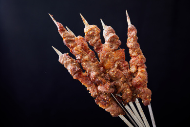 黑色背景上的一把羊肉串串