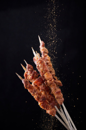 黑色背景上的一把羊肉串串