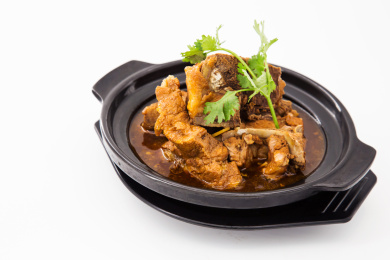 白色背景上一份砂锅装的东北酱骨头