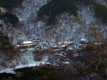 中国辽宁省鞍山市千山风景区雪后灵岩寺