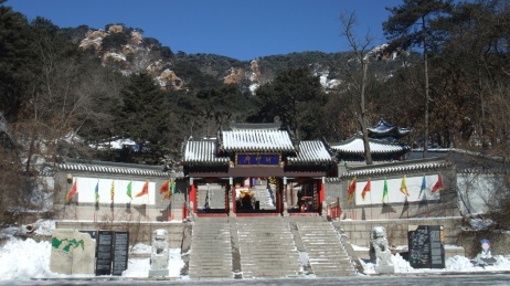 中国辽宁省鞍山市千山风景区财神庙雪景