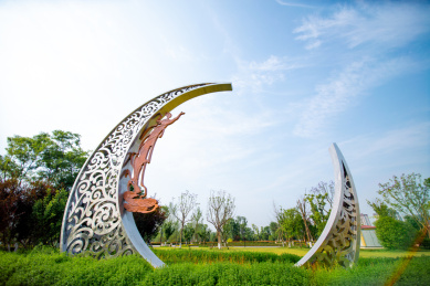 四川绵阳江油明月岛公园里的月亮雕塑