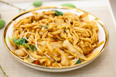 一盘美味的中国菜鸡蛋炒米粉特写