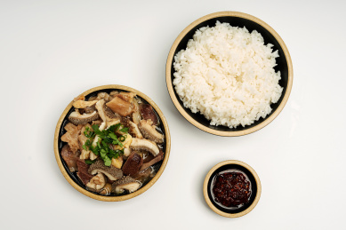 白色桌面上的中国广东美食套餐——一碟牛杂，一碟酱料和一碗白饭