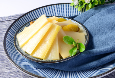 装在盘子里面的泡椒味竹笋
