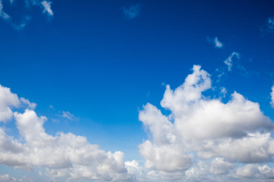 夏天湛蓝的天空和白色的云朵