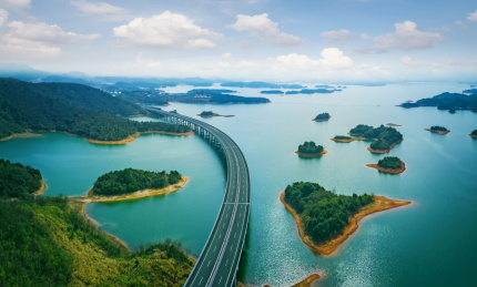 中国江西庐山西海，高速路