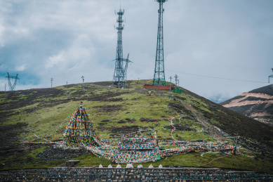 四川甘孜州康巴折多山经幡塔电塔
