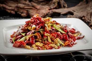 白椒炒猪肝摆放在黑色鹅卵石上