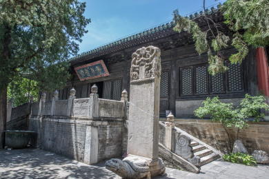 北京西山大觉寺大殿侧面石碑