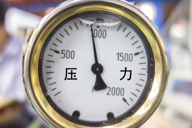 特写拍摄的金边圆形压力表的表盘