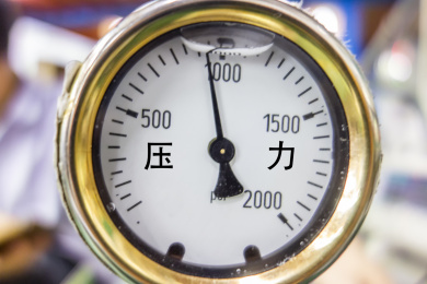 特写拍摄的金边圆形压力表的表盘