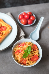 一碗放在餐桌上的意大利番茄面配烤吐司与圣女果