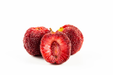 白色背景里的新鲜杨梅咬开的特写细节