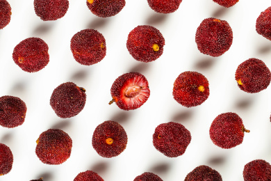 新鲜杨梅整齐摆放在白色背景上