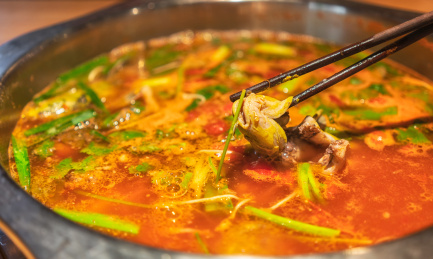 铁锅里的中国贵州特色美食凯里酸汤鱼